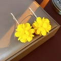 Dettaglio di orecchini a fiore giallo opaco con ganci dorati e dettagli in cristallo - Gancio Dorato - Giallo