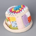 Detailansicht der bunten Häkel-Patchwork-Stiche und handgefertigten Textur des Baumwollhutes - M (56-58cm) / Beige