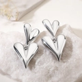 Elegantes pendientes de corazón plateados en oro de 18K con diseño moderno en capas - Estilo Plateado (45433)