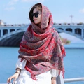 Scialle etnico rosso con stampa paisley e frange bohémien perfetto per viaggi e foto - 200cm / Fiore di Griglia-Rosso Scuro