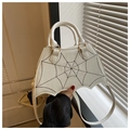 Dettaglio di borsa bianca a forma di pipistrello in pelle PU con ricamo a ragnatela - Bianco