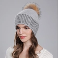 Berretto invernale da donna grigio a maglia con grande pompon in vera pelliccia - Grigio