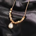 Collier minimaliste en acier titane doré avec carrés et pendentif perle blanche - Doré