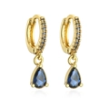 Detail von 18K vergoldeten Creolen mit blauen Zirkonia und tropfenförmigem Edelstein - Blau