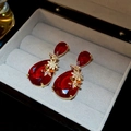 Eleganti orecchini a goccia con pietra rossa e splendidi fiori in zirconia cubica - Stile Ciondolo in Gemma Rossa a Forma di Pera (HE31098) / Oro-Rosso