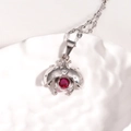 Vue détaillée d'un collier avec pendentif coccinelle argenté et pierres précieuses - Base Argent Zircone Rouge