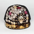Detail van een punk snapback met gouden schedel, metalen studs en nep-robijnen - Verstelbaar / Schedel Stijl