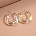 Detalle macro de pendientes de aro C en acrílico iridiscente con acabado aurora y perno de plata - Poste de pendiente de plata de ley 925 - Iridiscente - Cuadrado