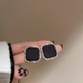 Vue macro de boucles d'oreilles vintage avec velours noir et bordure en strass brillant - Carré Noir (Aiguille en Argent-Noir)