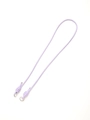 Detail eines hellvioletten geflochtenen Handyriemens mit Metallringhaken und Knoten - Lila