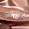 Pendientes de lazo con perlas blancas y cristal sobre seda color champán elegante - 0297-Pendiente de Botón con Lazo y Diamante Único