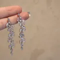 Detail van lange zilveren kwastjes oorbellen met glanzende strass en marquise edelstenen - 925 Sterling Zilveren Oorprikker Zilveren Blad Lange Stijl (7#)