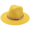 Texture détaillée d'un chapeau de paille jaune avec une grosse chaîne en métal doré - Chapeau de Paille à Bord Plat / Jaune