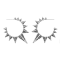 Detail van zilveren C-oorbellen met gotische studs en zwarte pavé kristallen - Zwart Zirconia (Platina)