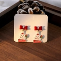 Détail macro de boucles d'oreilles bonhomme de neige festives avec nœud rouge sur bois - E5947-8 Noeud Lettre Bonhomme de Neige