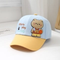 Dettaglio del cappellino bimbo blu e giallo con ricamo di orsetto e scritta basket - 52cm (2-5 Anni) / Azzurro