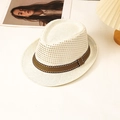 Chapeau Fedora en paille tressée blanche avec ruban rayé dans un décor de style de vie - L (58-60cm) / Blanc