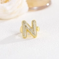 Dettaglio anello dorato con lettera N e pavé di zirconi cubici scintillanti - Lettera N