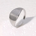 Minimalistischer offener Edelstahlring in Silber mit vertikaler Streifenstruktur auf Stein - Stahlfarbe