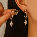 Pendientes de aro dorados irregulares con colgante de caracola blanca estilo playa - Caracola Blanca (2529)