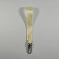 Dettaglio del cinturino da polso in nylon beige con trama a spina di pesce e moschettone - Bianco Sporco