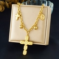 Dettaglio macro dei ciondoli a croce dorati e medagliette su una catena a maglia ritorta - Stile Pendente a Croce Grande Strutturata (N3783)