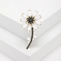 Eleganter weißer Gänseblümchen-Anstecker mit schwarzen Kristallen auf goldener Basis - Weiß