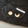 Detailaufnahme der asymmetrischen geometrischen Creolen mit Sonne und Mond in Gold - Ohrhaken - Sonne und Mond Stil / Gold
