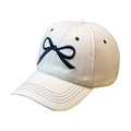 Weiße Denim-Baseballkappe mit marineblauem Schleifen-Stickerei und breiter Krempe - Verstellbar / Weiß