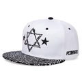 Casquette snapback blanche avec broderie étoile noire et visière à motifs - Réglable / Blanc