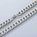 Détail de la chaîne gourmette en acier poli avec un fermoir mousqueton solide - Fermoir Mousqueton(10mm)