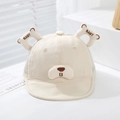 Dettaglio del tessuto a rete traspirante e del ricamo a orsetto sul cappello bebè - 48cm (6-20 Mesi) / Bianco Sporco