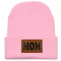 Bonnet en tricot rose pour femme avec écusson en cuir marron et texte MOM en noir - Adulte Élastique / Rose Clair (MOM)