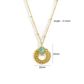 Dettaglio macro della collana placcata oro 14k con pendente in pietra verde e misure - Cornice martellata con pietra quadrata