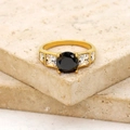 Macro di anello placcato oro con zircone nero su piedistallo in pietra beige strutturato - US 7 / Oro con Zircone Nero