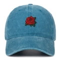Vista detallada del bordado de rosa roja en una gorra de béisbol de mezclilla azul lavado - Azul lago