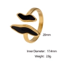 Détail montrant la largeur de 20mm et le diamètre de 17,4mm de la bague émaillée dorée - Noir