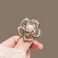 Squisito anello a fiore di camelia dorata con strass e dettaglio in perla centrale - Camelia Traforata Oro