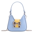 Hellblaue PU-Lederhandtasche mit gelber Schnalle und Silberschleife auf weißem Grund - Blau