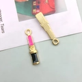 Colgante de lápiz labial en aleación dorada con esmalte rosa y negro para joyería DIY - 1 pieza lápiz labial rojo rosa