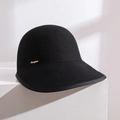Gorra hípica retro de fieltro de lana negra con logo metálico dorado en base blanca - Negro