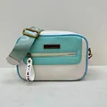 Dettaglio della borsa a tracolla verde menta in ecopelle con finiture metalliche oro - Blu (Cinturino Verde)