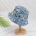 Damen Fischerhut mit blau-weißem Blumenmuster auf Holzständer mit Naturschatten - M (56-58cm) / Weiß Blau Gelb Gänseblümchen