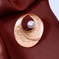 Elegante spilla ovale placcata oro 18k con perla centrale e accenti di zircone - 76# Perla Geometrica Zirconia Oro