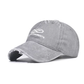Dettaglio di cappellino da baseball vintage in cotone lavato con ricamo e finitura usurata - Grigio