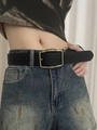 Vintage Ledergürtel in Schwarz mit geprägter Messingschnalle zu blauen Jeanshosen - Schwarz