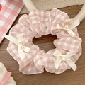 Elastico scrunchie a quadri rosa con fiocchi bianchi e perle su legno naturale - 40# Elastico-Fiocco a Quadretti Rosa