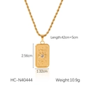 Dettaglio del ciondolo tarocchi Il Sole con dimensioni 2,56cm x 1,32cm su catena a corda oro - Stile Rilievo Sole Luna con Zirconia Chiara (HC-N40444)