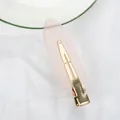 Pinza para el pelo rosa translúcida minimalista con base dorada en tela blanca - Rosa Translúcido Esmerilado (C16-1-17)