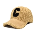 Dettaglio della texture in pile beige e ricamo lettera C sul cappellino da baseball - Toppa Lettera C / Cammello
